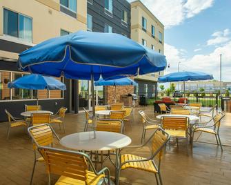 Fairfield Inn & Suites by Marriott Jamestown - Jamestown - Innenhof