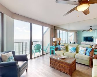 Oceanfront Penthouse Condo in Beach Club III w/ Pool: Near Shops, Food & Fun - North Myrtle Beach - Sala de estar