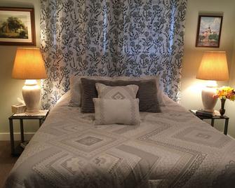The Barta Bungalow in Shiner - Shiner - Bedroom