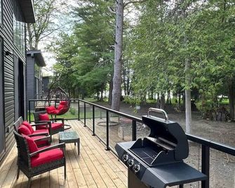 3-bedroom Lakefront Villa #3 - Lakefield - Patio