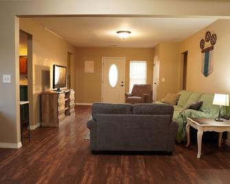 Charming 3-bedroom farmhouse in rural Prosser - Prosser - Living room