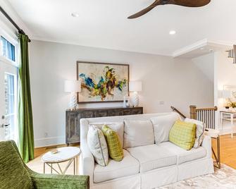Stunning Eastern Wharf Riverwalk Home w/ Parking by Lucky Savannah - Port Wentworth - Wohnzimmer