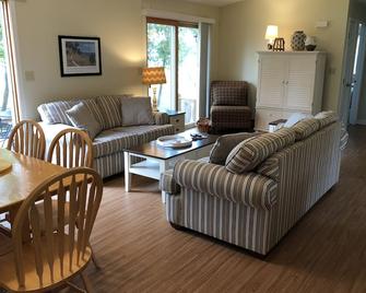 \'Bungalow\' on the Sunset Side of Beautiful Glen Lake - Maple City - Living room