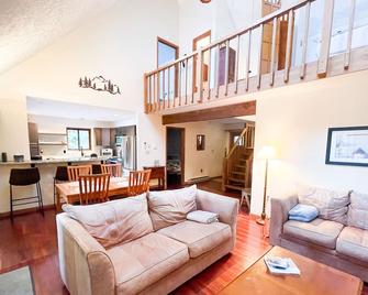Lakefront Cabin Delaware Water Gap Area - Dingmans Ferry - Living room