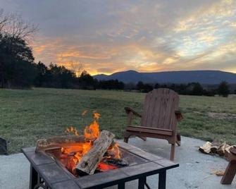 Holly Tree Retreat Located In Beautiful Luray, Va. - Luray - Ресторан