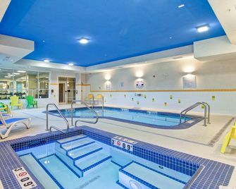 Fairfield Inn & Suites by Marriott Kamloops - Kamloops - Piscina