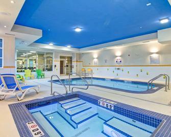 Fairfield Inn & Suites by Marriott Kamloops - קאמלופס - בריכה