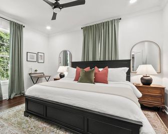 UA & River Run Park - Walk to Dining - 2 King Suites - Fire Pit - Northport - Bedroom