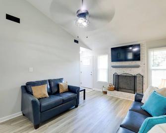 Jacksonville Retreat w/ Yard ~ 16 Mi to Beach - Jacksonville - Living room