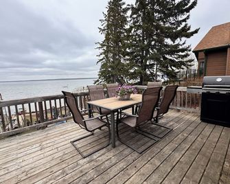 Pine Haven: Cozy Lakefront Escape with Private Beach & Hot Tub - Westerose - Balcony