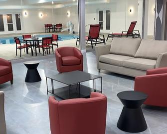 Ramada by Wyndham Windsor Locks - Windsor Locks - Lounge
