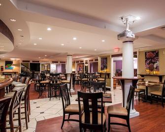 D. Hotel & Suites - Holyoke - Restaurante