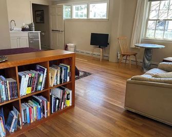 Cottage Suite 'A' - Walk to Shops, Train, History - Concord