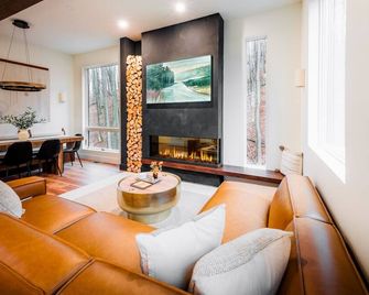 The Tower at Glacial Hills - Bellaire - Living room