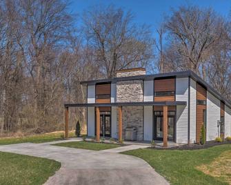 Upscale and Quiet Paducah Retreat on 15 Acres! - Paducah - Building