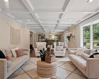 Large 6-Bedroom Heated Pool - Private Chef - North Oaks - Lounge