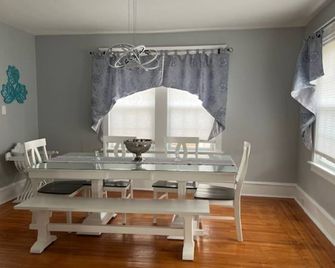 Summer Sunset Hideout 3-5 Bedrooms and 4 Baths - Pleasantville - Essbereich