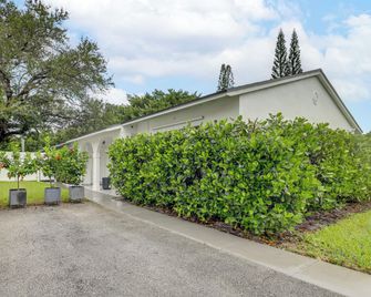 The Peacock Bungalow Near Fort Lauderdale Beach! - Fort Lauderdale - Outdoor view