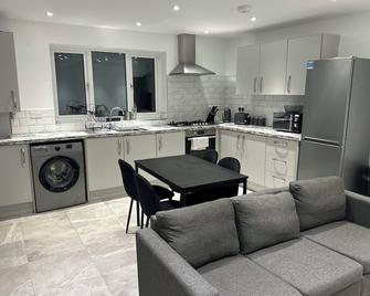 The Little Oaks - Birmingham - Kitchen