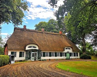 Holiday in historic thatched-roof estate from 1750 - 수데르브라루프 - 건물