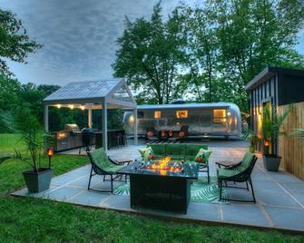The Glamper. Dog friendly - Columbia - Patio