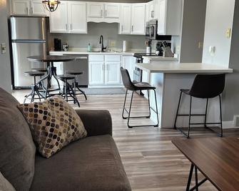 3 miles from EAA! Beautiful Oshkosh Duplex: The Westhaven - Oshkosh - Küche