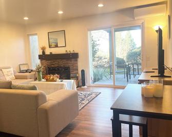 1 bedroom Condo indoor fireplace + Great Views - Mission Viejo - Living room