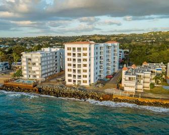 Serenity Sanctuary - Beachfront 1st Floor at Victoria del Mar - Rincon - Edificio