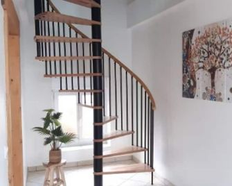 charmante maison de ville 4 pers wifi - Châteauroux - Escaleras