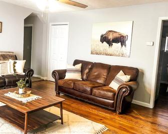Minutes from the Ark Encounter! - Dry Ridge - Living room