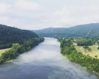 Lake Access & Great Views! Minutes To The White River!! 3 Br/2ba, 1500 Sq. Ft. - Bull Shoals