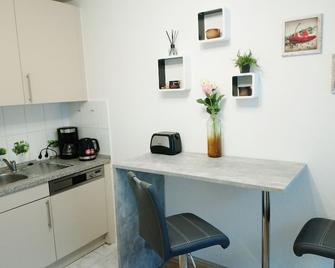1 Room Apartment Herford Center Renovated, New Furniture, Well Equipped - Herford - Kitchen