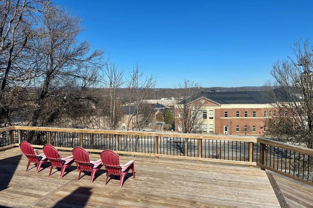Cozy 3-bedroom cottage right off campus with stunning view of Radford University - Radford - Balkon