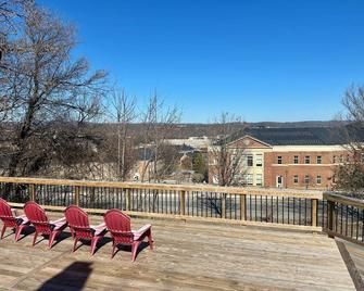 Cozy 3-bedroom cottage right off campus with stunning view of Radford University - Radford - Балкон