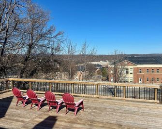 Cozy 3-bedroom cottage right off campus with stunning view of Radford University - Radford - Balkon