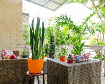 OYO 2376 Tiara Family Residence - Batu - Patio