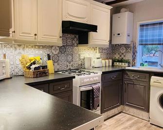 Silver Stag Properties, 2 BR Home in Town Centre - Ashby-de-la-Zouch - Kitchen
