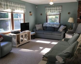 Country Haven - Whitefield - Living room