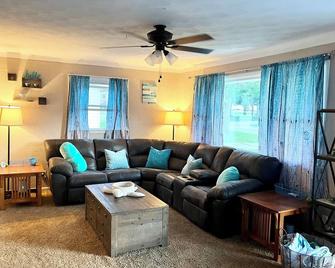 Kadia’s Place-The One Near 380 & Everything Else - Hiawatha - Living room