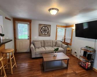 Ellensburg Cottage 2024 Update - Ellensburg - Living room
