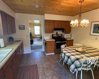 Sweet Two Bedroom Cottage One Block From The Harbor, In Grand Marais - Grand Marais - Kitchen