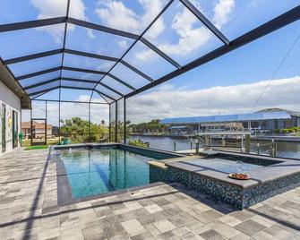Gulf Access, Putting Green, Outdoor Kitchen, Heated Pool & Spa & More! - Villa Captain's Quarters - Matlacha - Pool