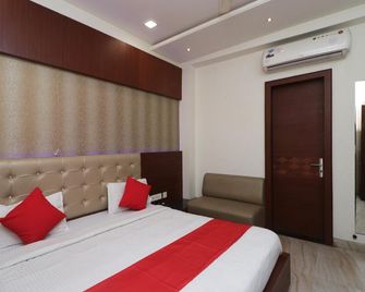 Capital O 13551 Haveli Palace - Ghaziabad - Schlafzimmer