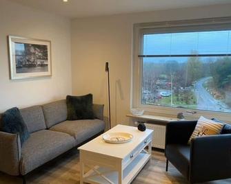 App Strandnest mit Meerbl mit Strandkorb am nahen Strand by Unsere Urlaubszeit - Grömitz - Obývací pokoj