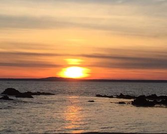 Stunning Home & In Ground Pool. 360 Views 10 Min Walk To Town. Very Private - Kennebunkport - Bygning