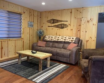 Big Bear Mountain Escape! Walking to Village, Restaurants, Hiking/Biking Trails - Big Bear Lake - Living room