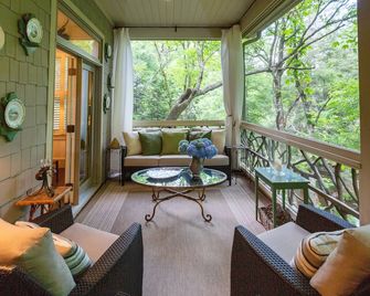 Minutes to town! Mountain chic/ waters swim hole firepit. Game room and porches! - Highlands - Living room