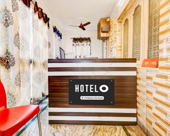 Super Hotel O Adarsh Nagar near Kavya Hospital - Visakhapatnam - Receptionist