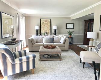 Charming Brick House in Quiet Carbondale Neighborhood - Carbondale - Living room