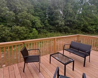 Bachelorette cottage at MeadowView! - Morehead - Balkón